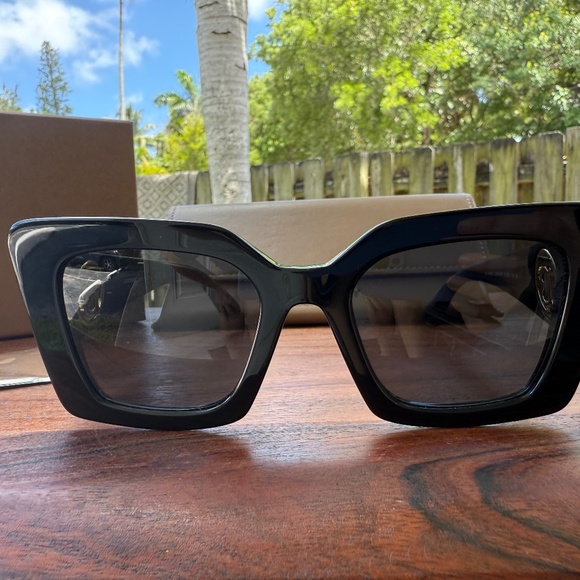 Burberry Sunglasses- brand new with packaging - Picture 1 of 6